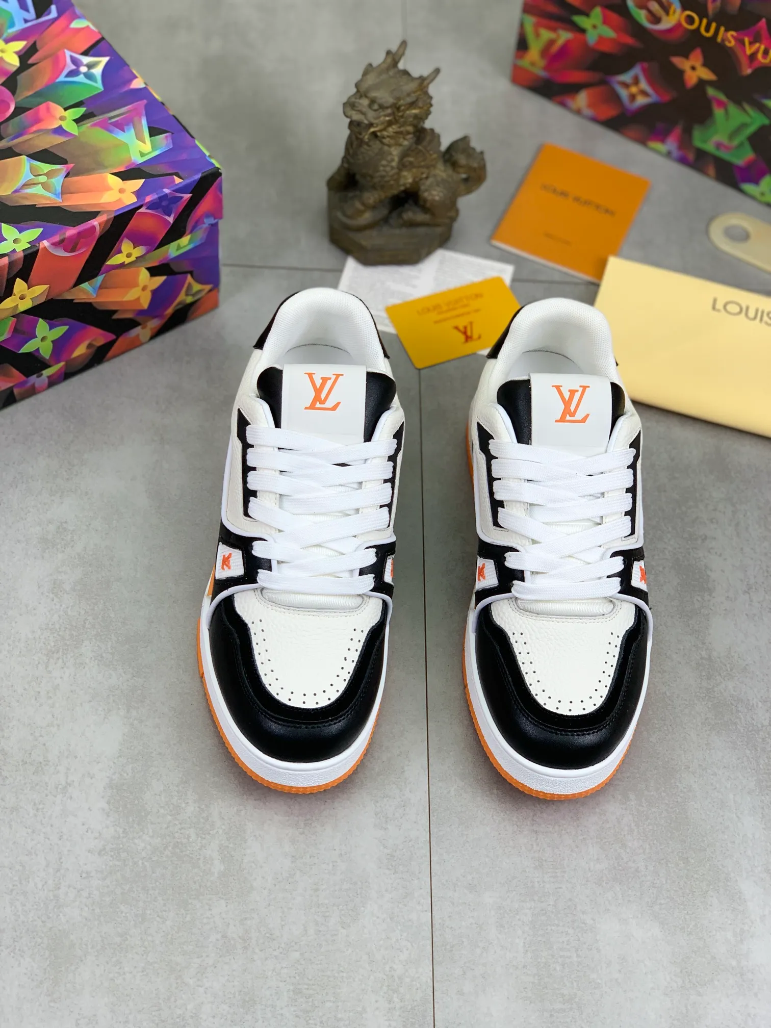 Men's shoes 💰P580 New style 💰💎💎Latest color High version 2025Louis*Vuitto* LV Traine Catwalk TRAINER outsole and fabric private model A shoe that definitely costs a lot of money and effort. This series was designed after the arrival of Vifgil. It is favored by many fans every season. Original TPU outsole Original packaging Men's size: 38-45 (46 can be customized) Color: 3️⃣ colors available (available from stock, super fast delivery)